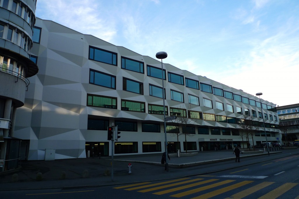 Zur Universität und PHLU umgenutztes Postbetriebsgebäude (Januar 2015, eigene Aufnahme)